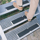 Противоскользящее покрытие с пластиной из алюминия и противоскользящей лентой черный 120*45*600 мм А1