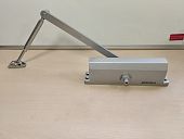 Дверной доводчик для двери mantella морозостойкий до 130 кг Серебро